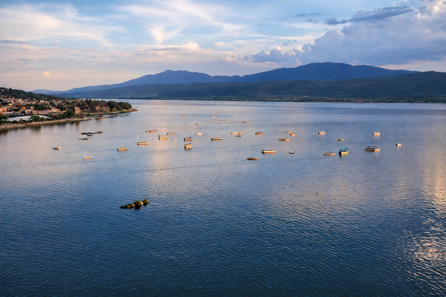 [Imagen de la laguna de Cajititlán]